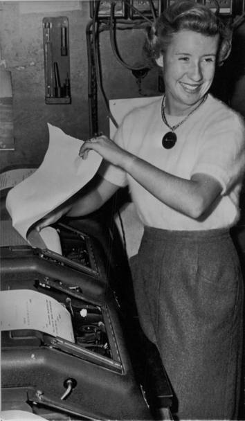 Scherza davanti ad una telescrivente dell&#39;Association Press nel 1951 dopo aver lavorato nella redazione del 